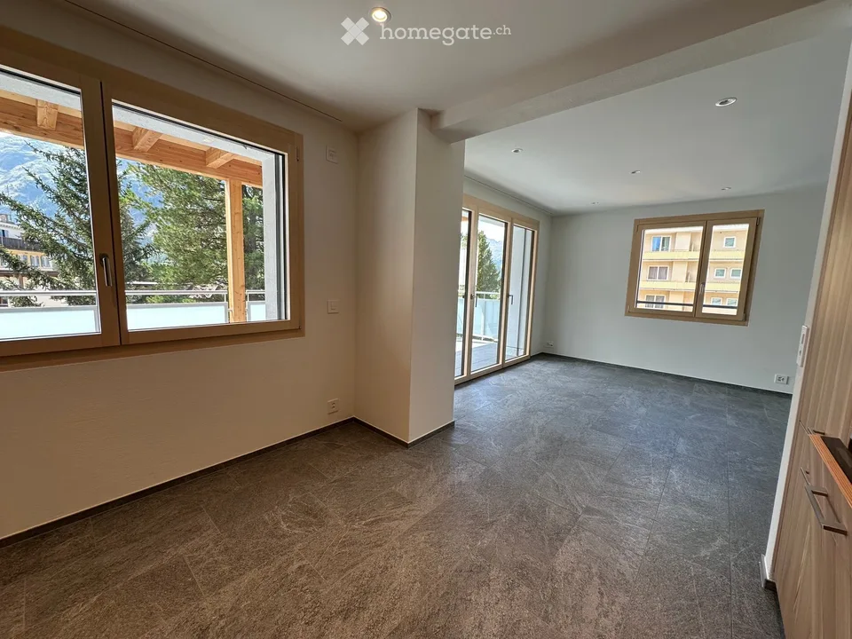 Premier occupant 3.5 pièces appartement S/O avec grand balcon ensoleillé à Pontresina