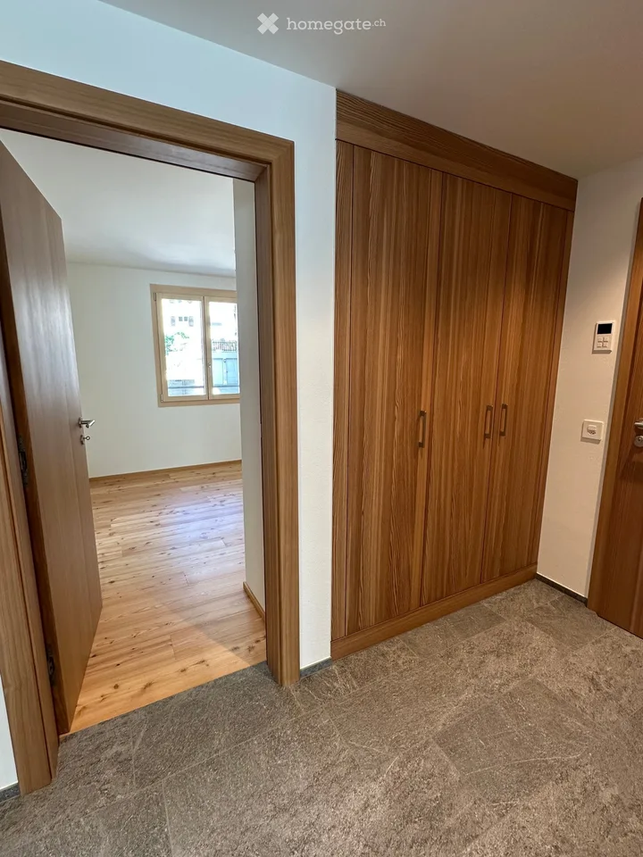 Premier occupant 3.5 pièces appartement S/O avec grand balcon ensoleillé à Pontresina