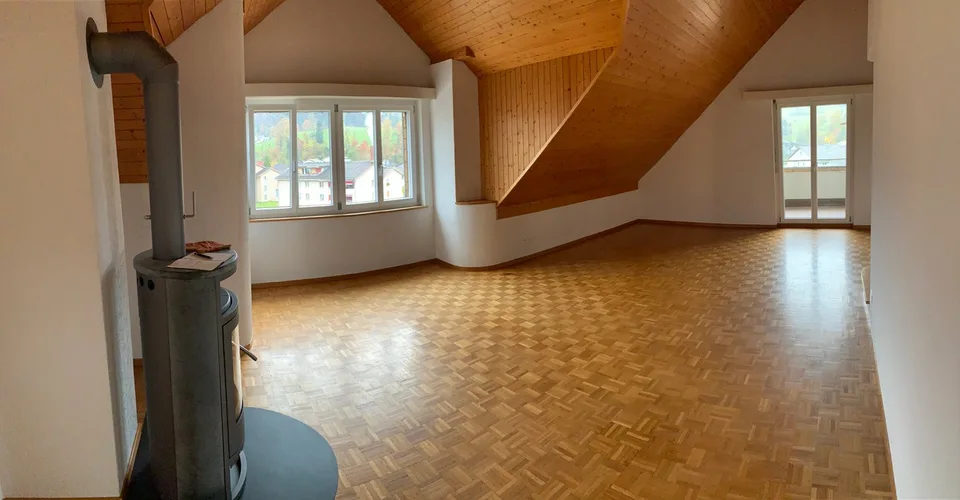 Grande appartamento di 4,5 locali mansardato con torre di lavanderia privata e ascensore