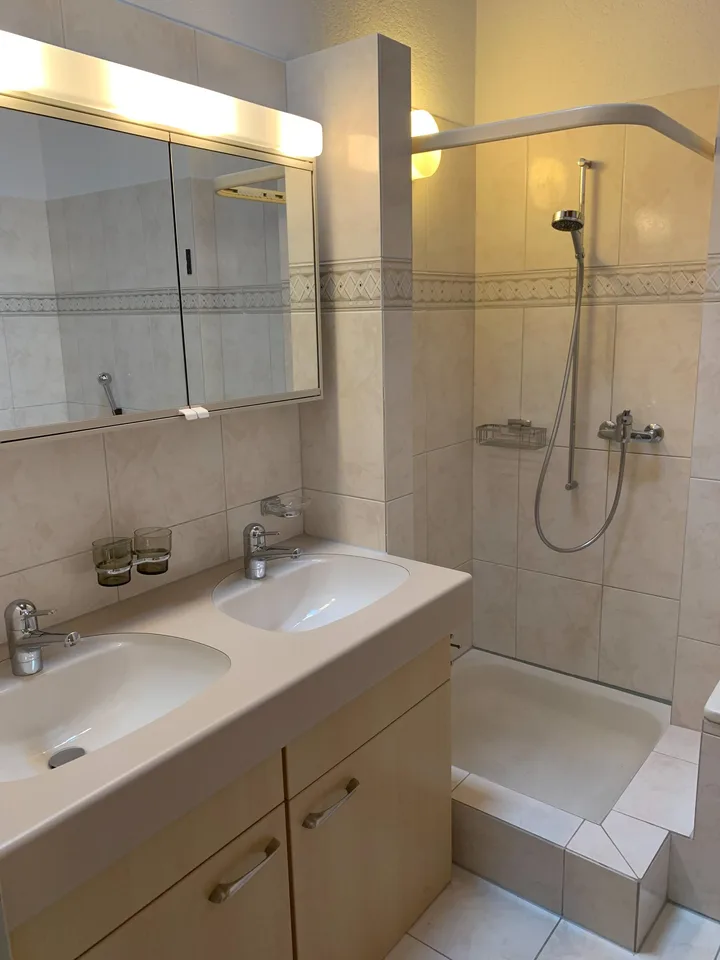 Grande appartamento di 4,5 locali mansardato con torre di lavanderia privata e ascensore