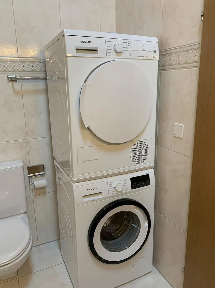 Grande appartamento di 4,5 locali mansardato con torre di lavanderia privata e ascensore
