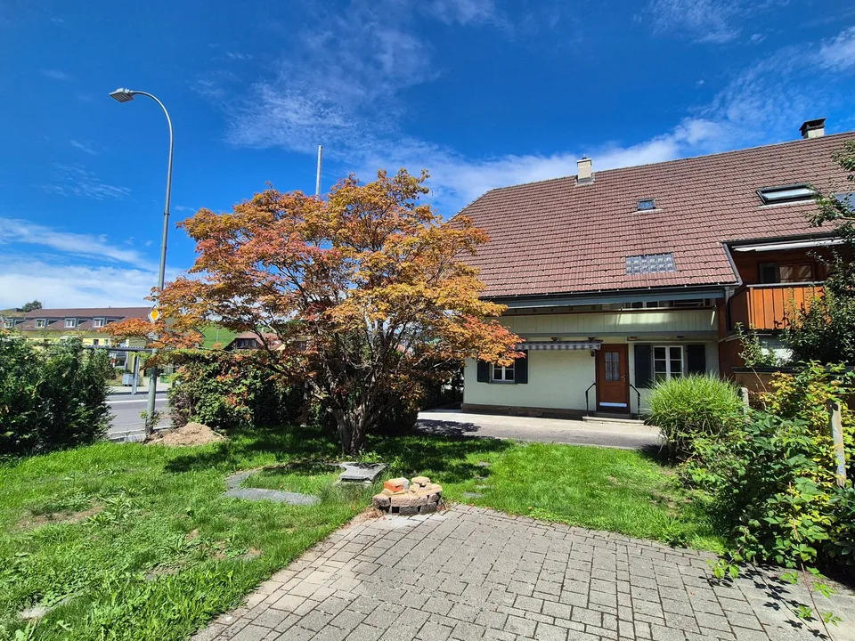 Charming 6.5-room semi-detached house with old building charm in Biglen