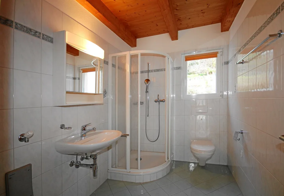 5.5-Zimmer-Maisonette-Eigentumswohnung mit Mansarde und schöner Bergsicht – Foto 16 von 18