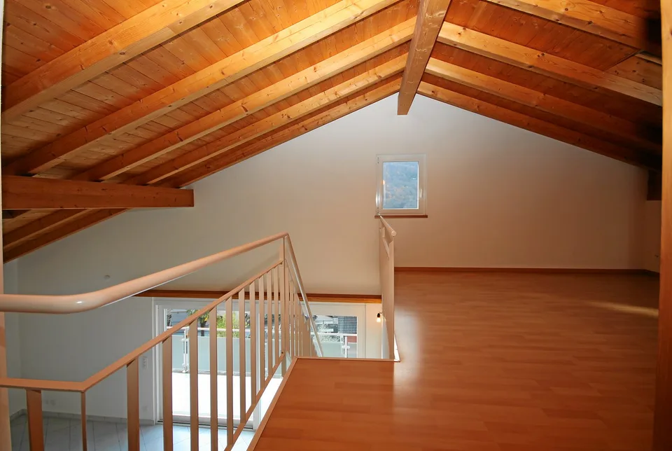 5.5-Zimmer-Maisonette-Eigentumswohnung mit Mansarde und schöner Bergsicht – Foto 7 von 18