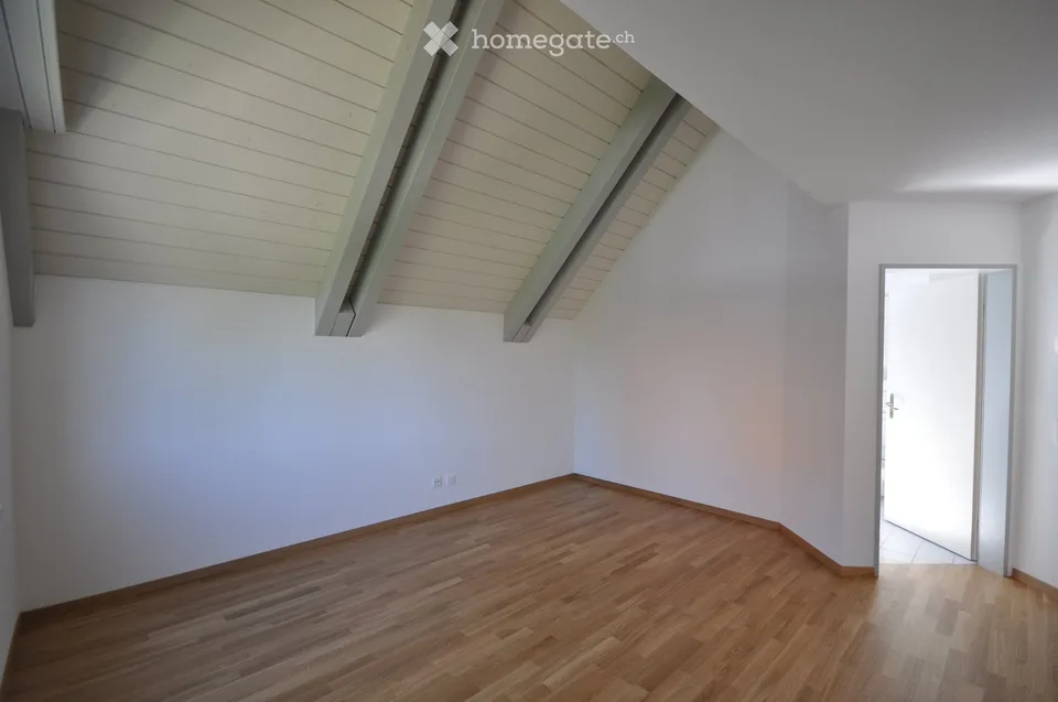 Appartamento-mansarda luminoso 4.5 locali con balcone a Hombrechtikon