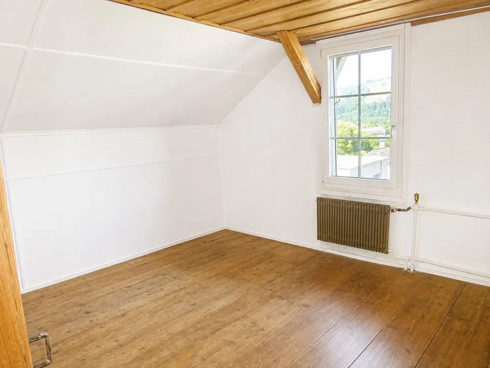 4.0-Zimmer-Dachwohnung mit Charme und eigenem Sitzplatz