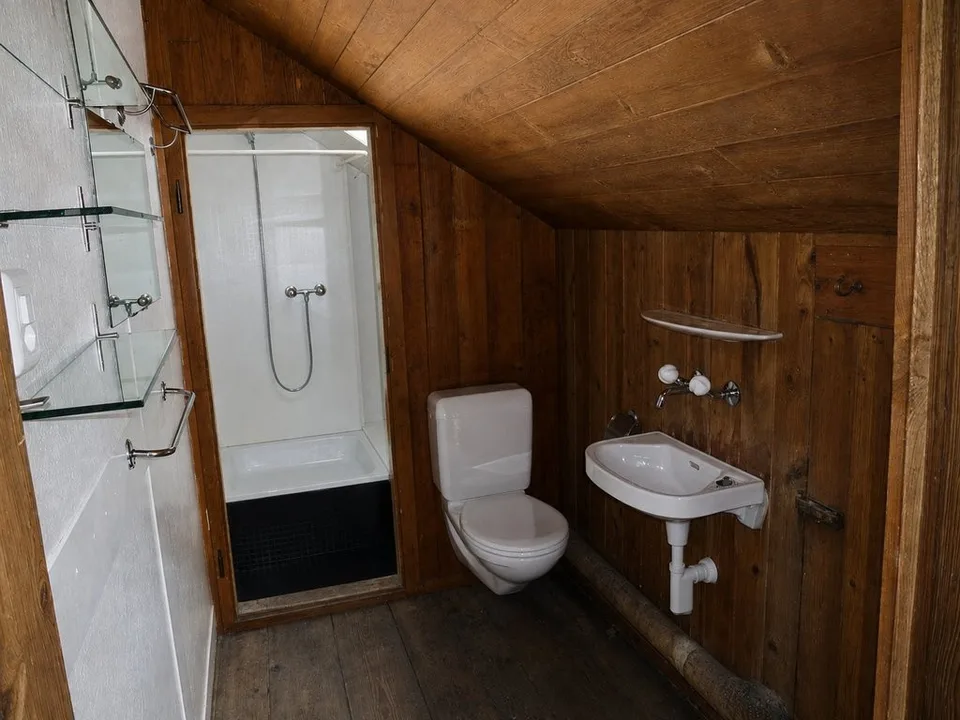 4.0-Zimmer-Dachwohnung mit Charme und eigenem Sitzplatz