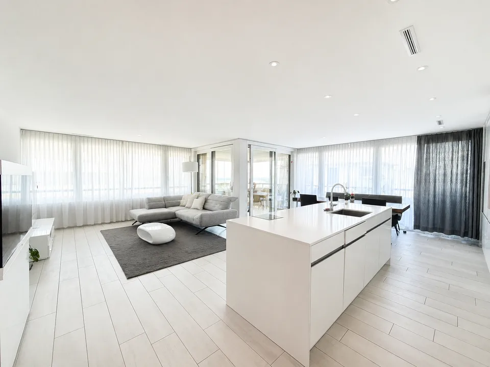 Appartamento 3.5 locali di alta qualità con vista sul lago – vivere con stile e una vista lontana