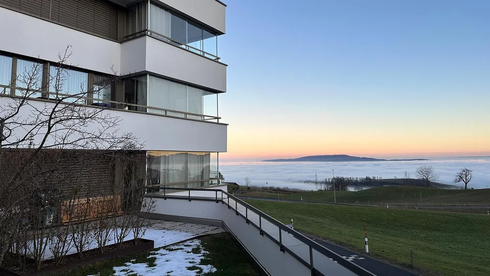 Appartamento 3.5 locali di alta qualità con vista sul lago – vivere con stile e una vista lontana