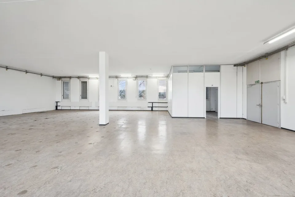 Mehr Platz für Ihr Business: 305 m² Lagerfläche mit Warenlift – Foto 6 von 8
