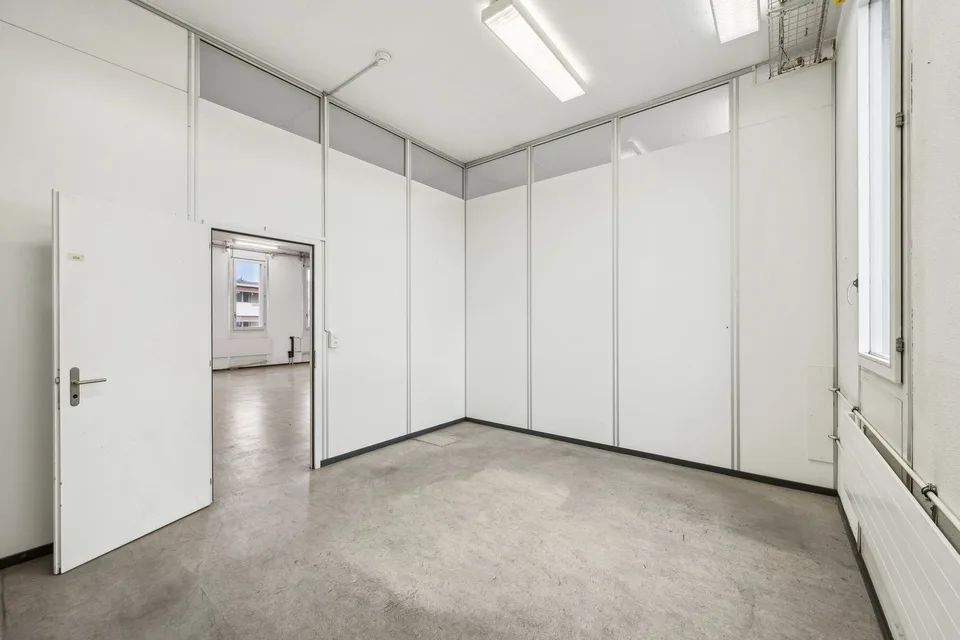 Mehr Platz für Ihr Business: 305 m² Lagerfläche mit Warenlift – Foto 3 von 8