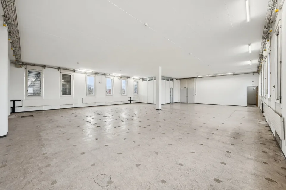 Mehr Platz für Ihr Business: 305 m² Lagerfläche mit Warenlift – Foto 7 von 8