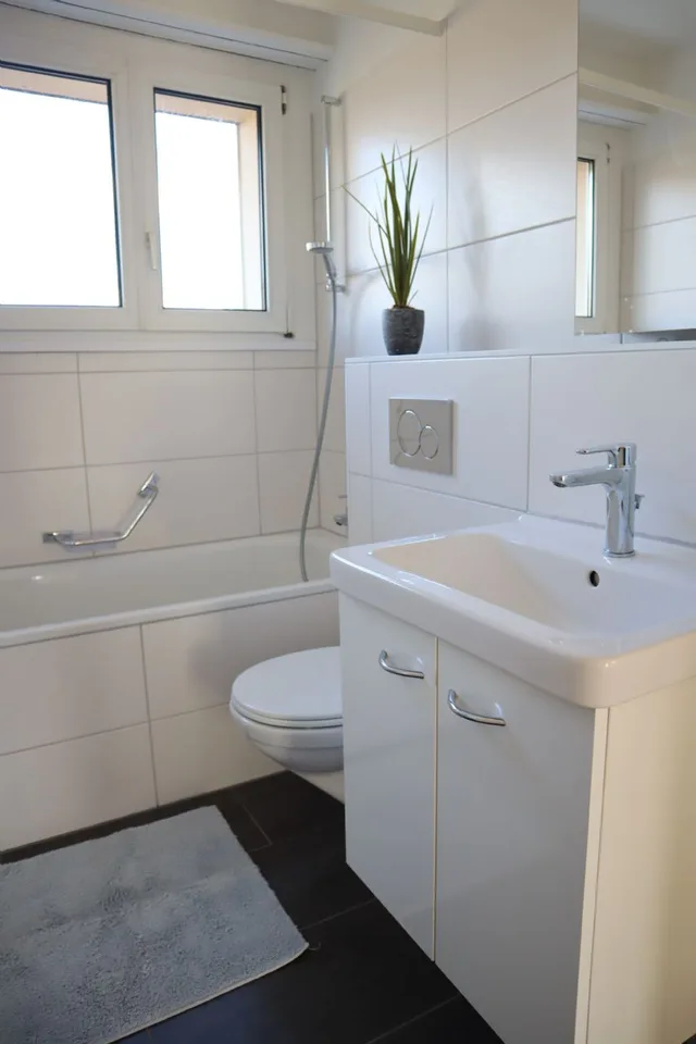 La tua nuova casa con ampio balcone, vicino alla scuola e all'accesso autostradale! – foto 3 di 7