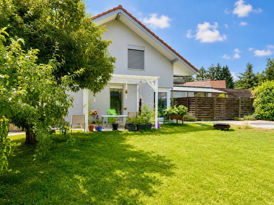 Charaktervolle Liegenschaft mit zwei Wohnungen, angebautem Einfamilienhaus, grossem Garten und Pool – Foto 2 von 11