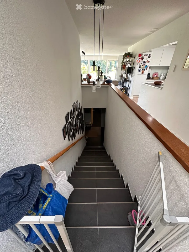 Traumhafte 4.5-Terrassenwohnung inkl Parkplatz & Aareblick – Hobbyraum, Hallenbad & Sauna