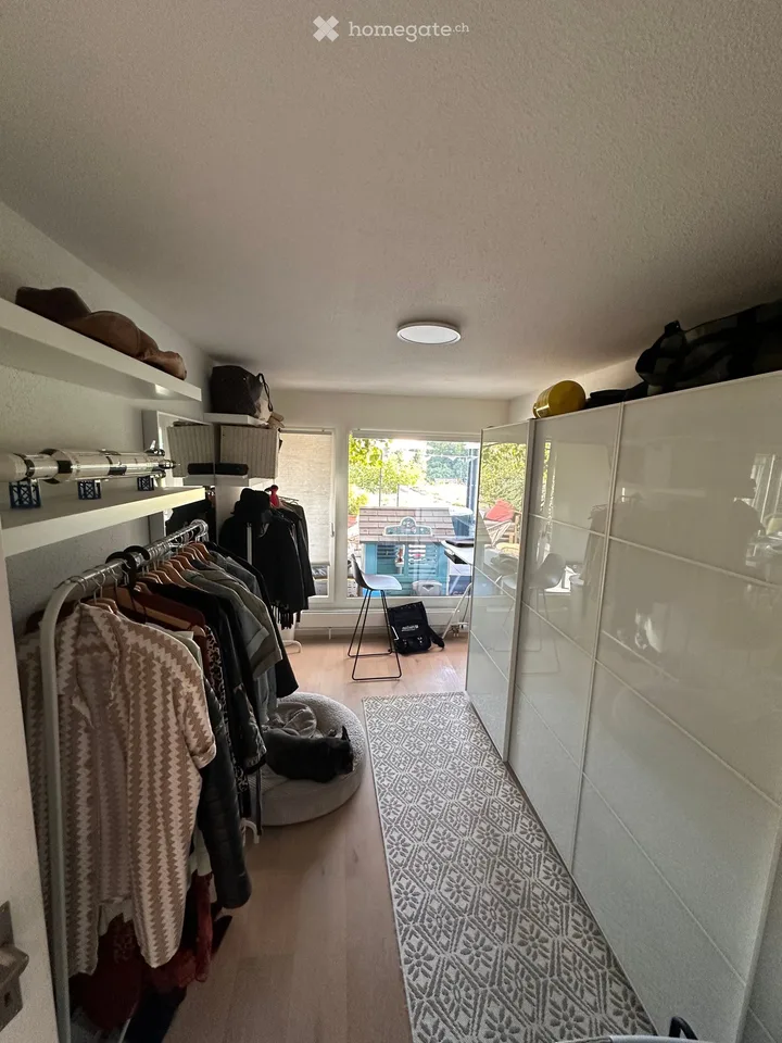 Traumhafte 4.5-Terrassenwohnung inkl Parkplatz & Aareblick – Hobbyraum, Hallenbad & Sauna