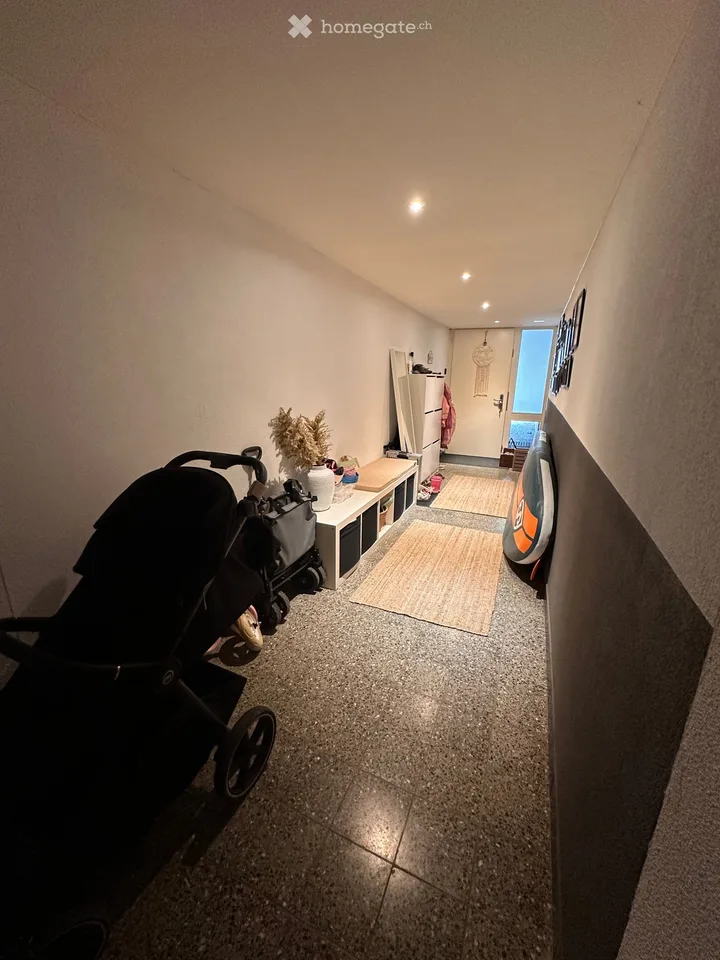Traumhafte 4.5-Terrassenwohnung inkl Parkplatz & Aareblick – Hobbyraum, Hallenbad & Sauna