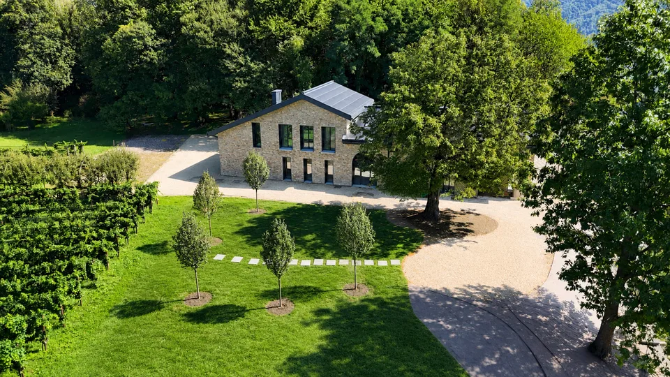 Exklusive Villa umgeben von Weinbergen mit offenem Blick auf den See – Foto 3 von 6