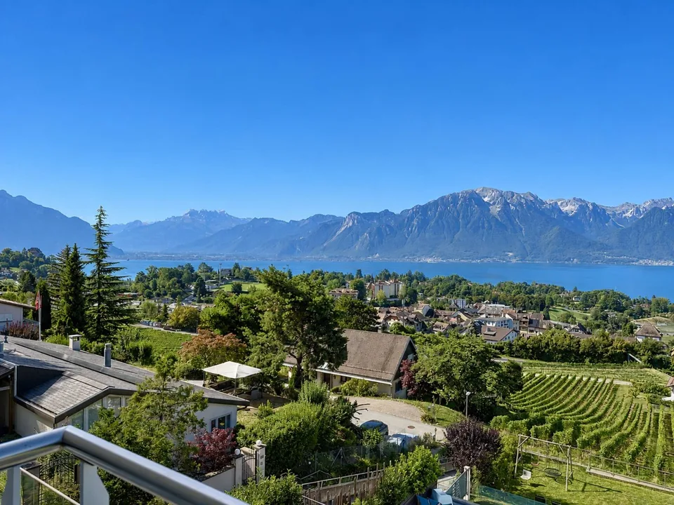 Zweifamilienhaus mit 5,5 Zimmern und Panoramablick auf den See und die Alpen! – Foto 2 von 12