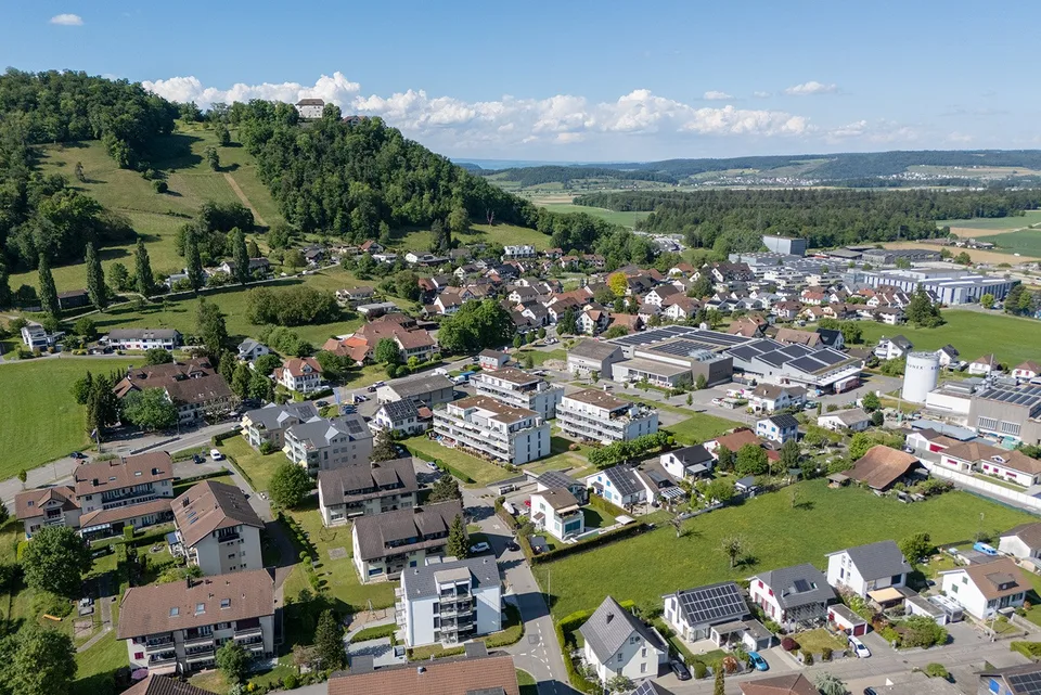 RÉSERVÉ - Appartement en propriété attractive de 4,5 pièces avec grand jardin – photo 2 sur 15