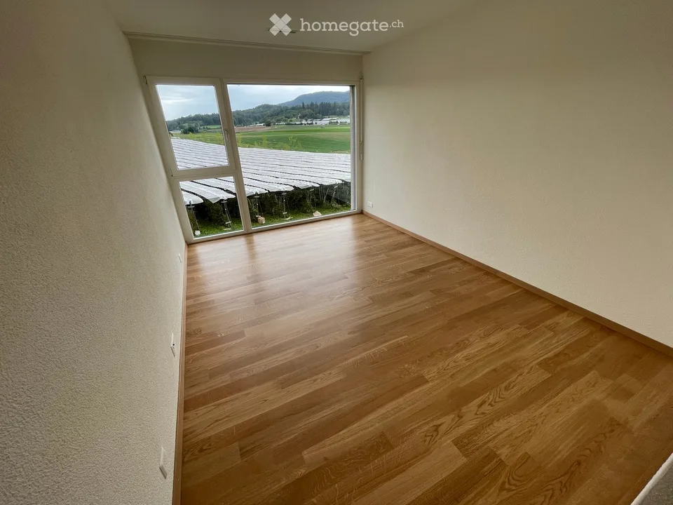 Appartamento luminoso 4.5 locali, 2 balconi e bella vista a Otelfingen