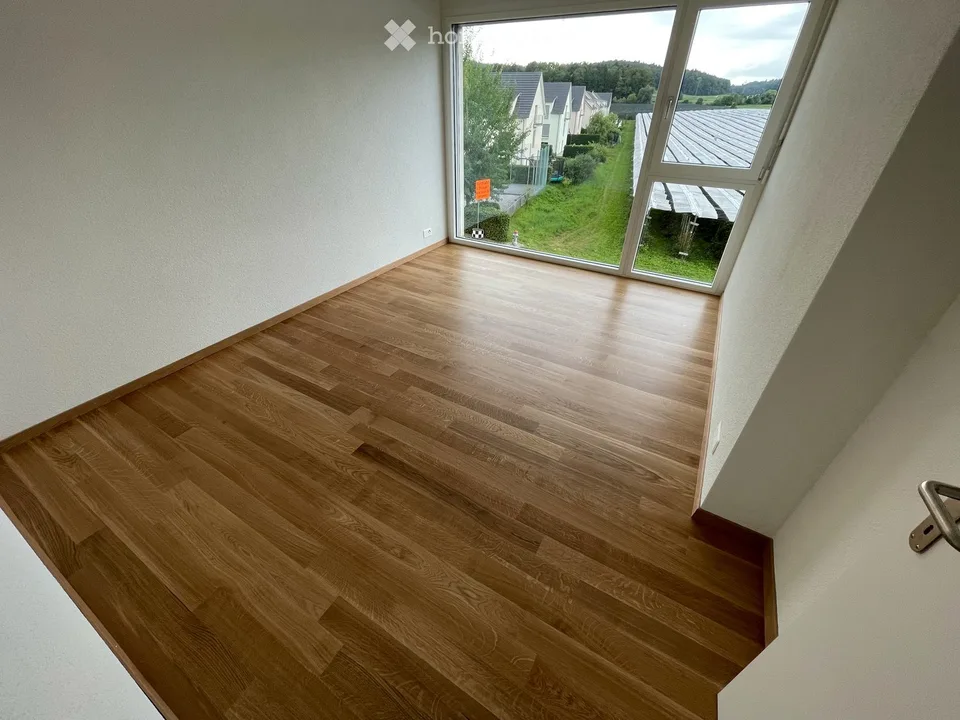 Appartamento luminoso 4.5 locali, 2 balconi e bella vista a Otelfingen