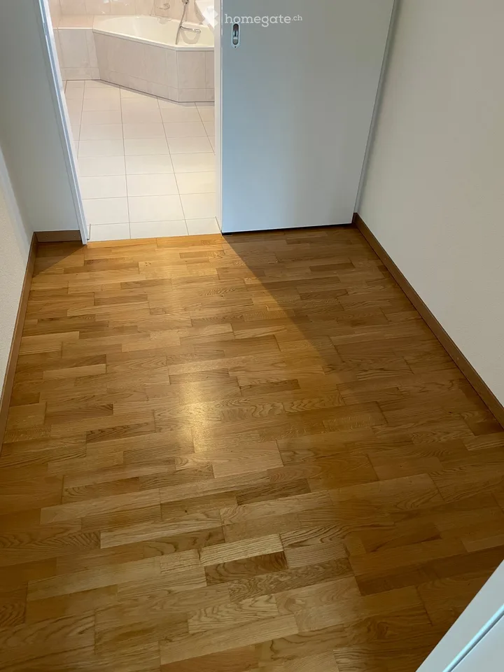 Appartamento luminoso 4.5 locali, 2 balconi e bella vista a Otelfingen