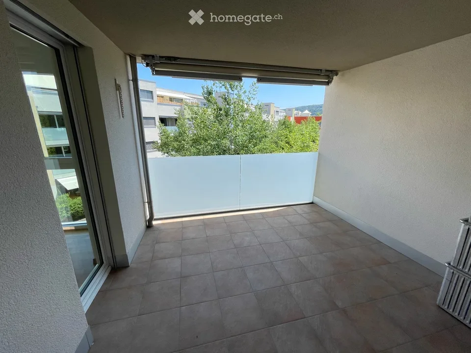 Appartamento luminoso 4.5 locali, 2 balconi e bella vista a Otelfingen