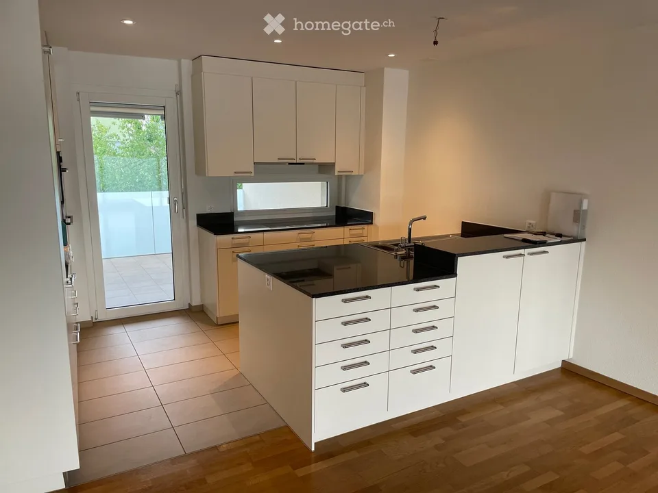 Appartamento luminoso 4.5 locali, 2 balconi e bella vista a Otelfingen
