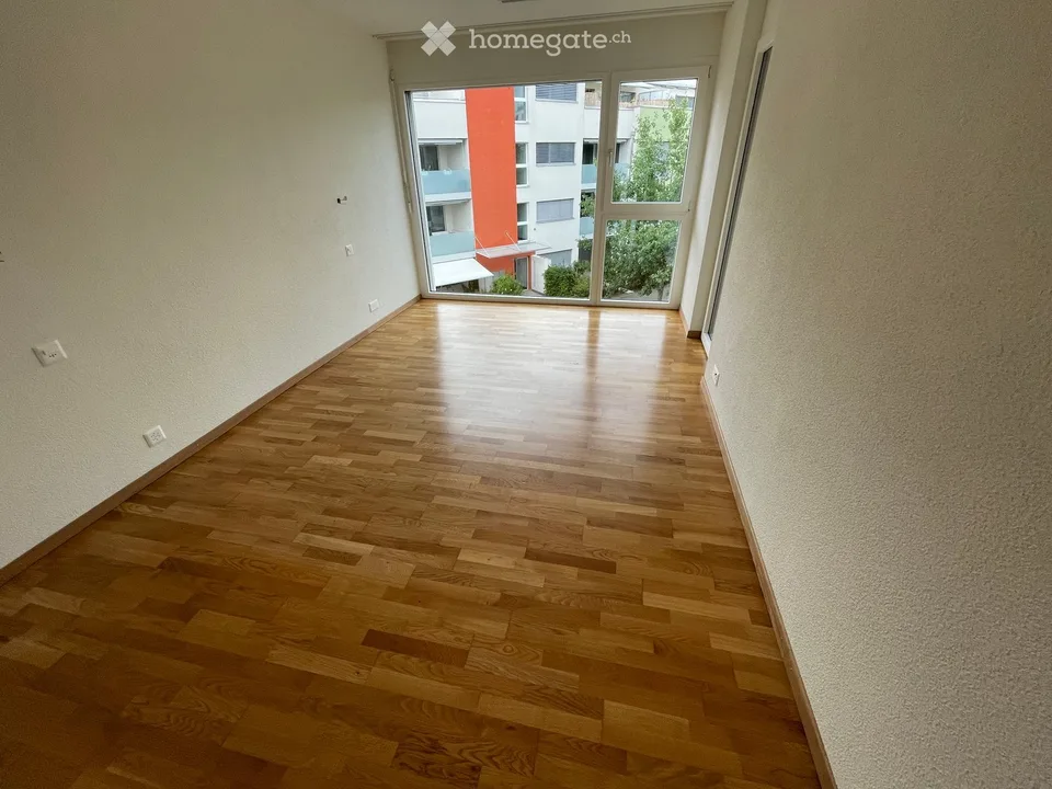 Appartamento luminoso 4.5 locali, 2 balconi e bella vista a Otelfingen
