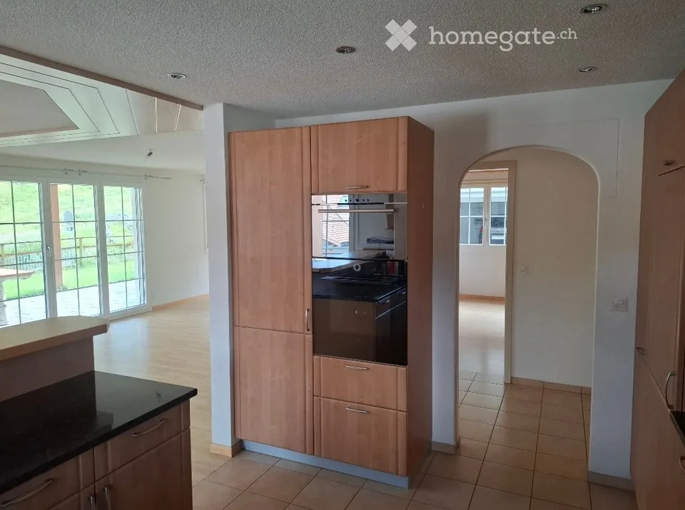 Gepflegte 5.5-Zimmer-Erdgeschosswohnung in Rothenthurm – mit Garage und Garten