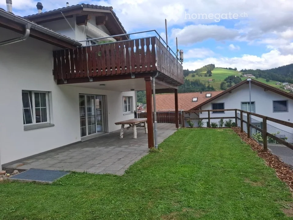 Gepflegte 5.5-Zimmer-Erdgeschosswohnung in Rothenthurm – mit Garage und Garten