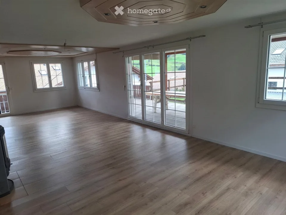 Gepflegte 5.5-Zimmer-Erdgeschosswohnung in Rothenthurm – mit Garage und Garten