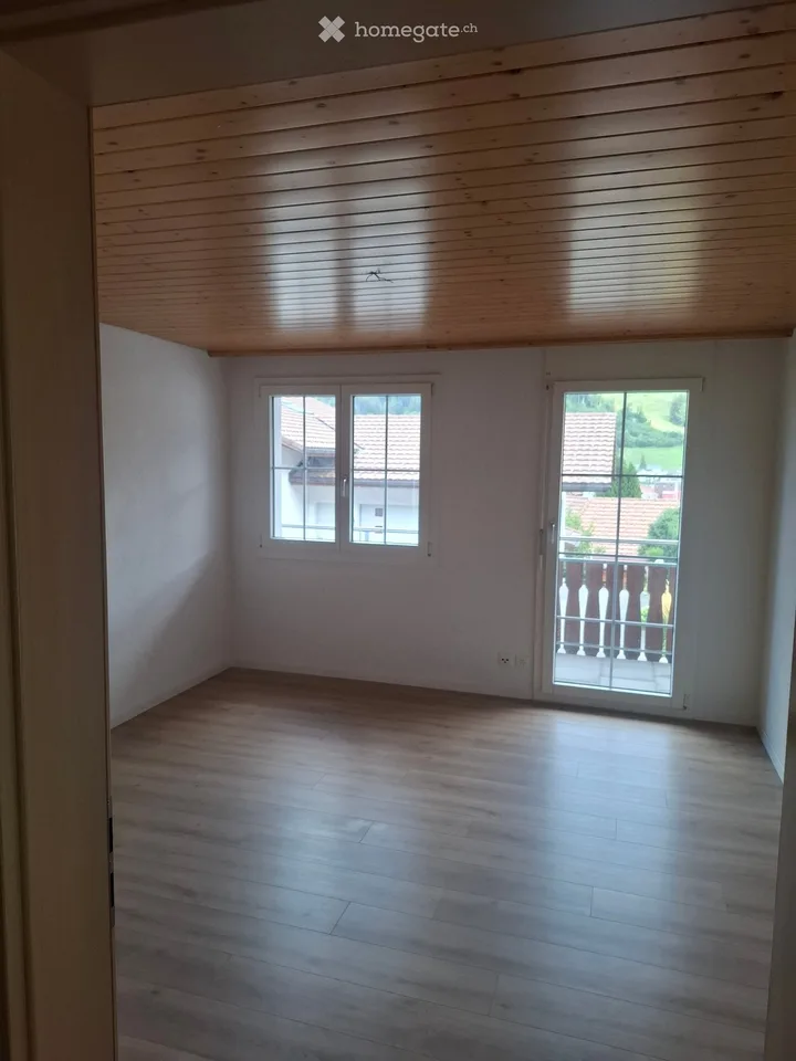 Gepflegte 5.5-Zimmer-Erdgeschosswohnung in Rothenthurm – mit Garage und Garten