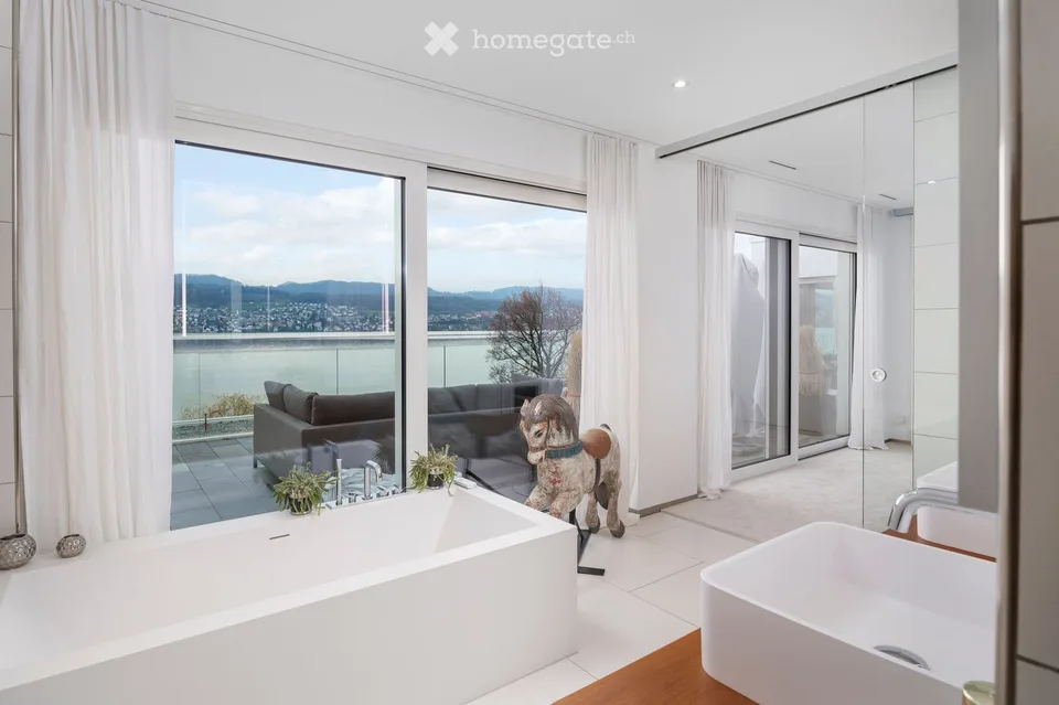 Luxuriöses 2½-Zimmer-Penthouse mit Atelier und einzigartiger 180-Grad-Seesicht