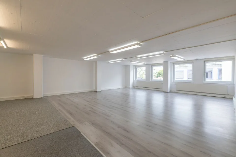 Büro- und Gewerbeflächen nahe Flugplatz Mollis – Foto 9 von 11