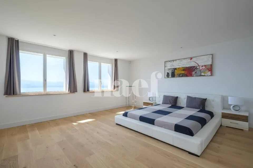 Exceptional 8-room property with panoramic views of the lake and heated pool