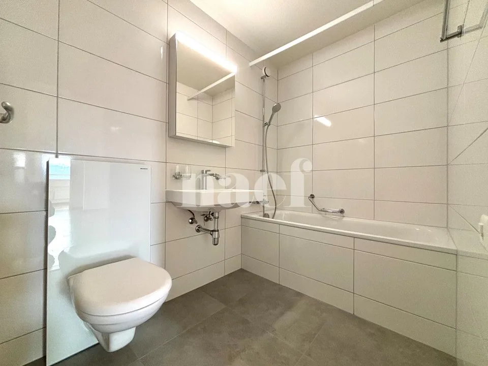 Wohnung mit 4.5 Zimmern und schöner freier Aussicht – Foto 6 von 8