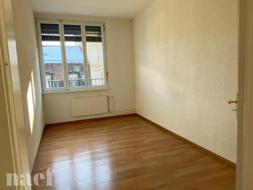 Bell'appartamento di 3 locali luminoso con ampio balcone a forma di L – foto 8 di 12