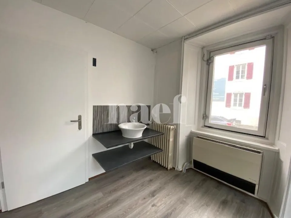 Locale commerciale con vetrina e ingresso indipendente nel centro città – foto 10 di 12
