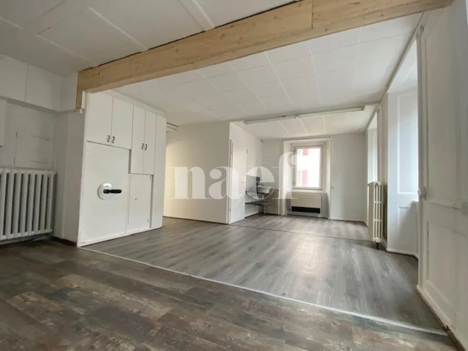 Locale commerciale con vetrina e ingresso indipendente nel centro città – foto 9 di 12