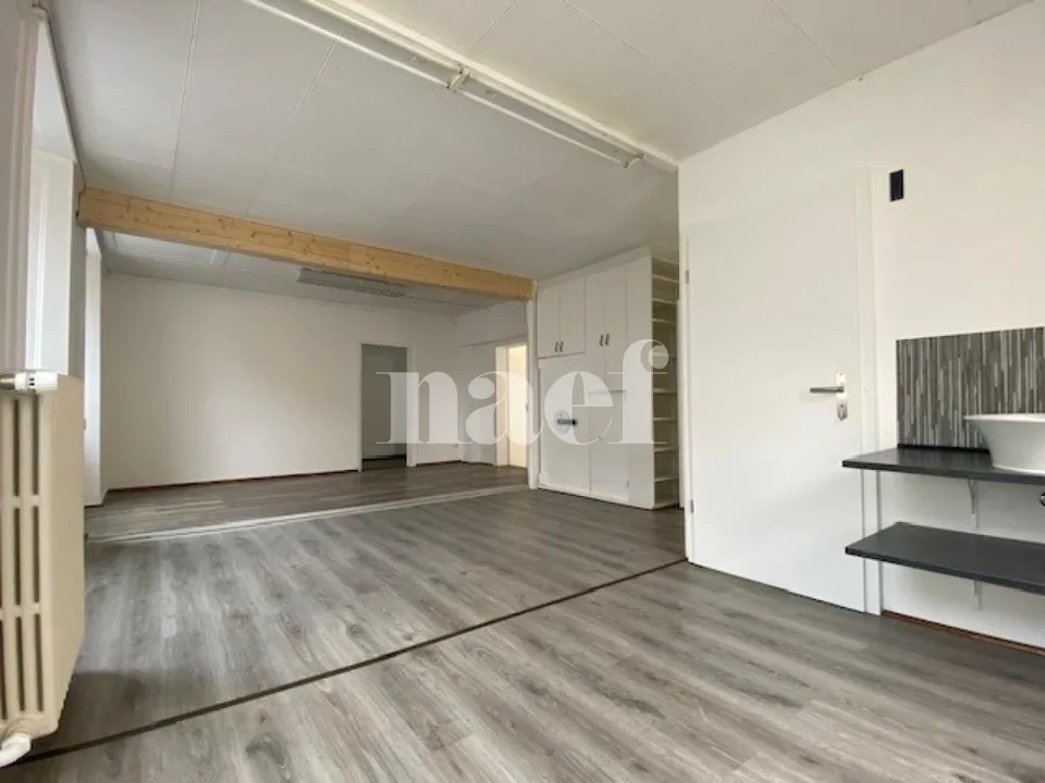 Locale commerciale con vetrina e ingresso indipendente nel centro città – foto 8 di 12