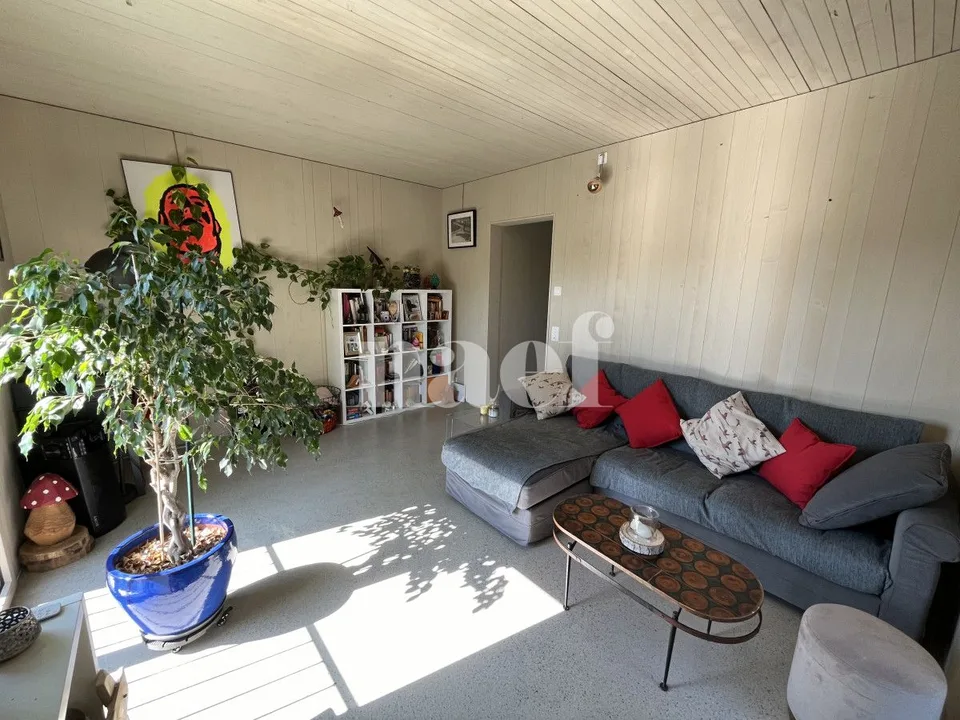 Bello appartamento triplex di 3.5 locali con giardino a Corminboeuf!