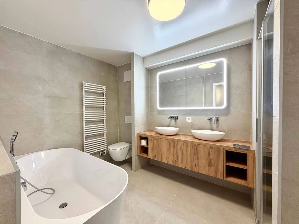 Spacious 5.5-room renovated apartment with garden