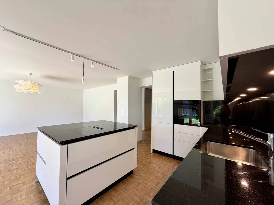 Spacious 5.5-room renovated apartment with garden