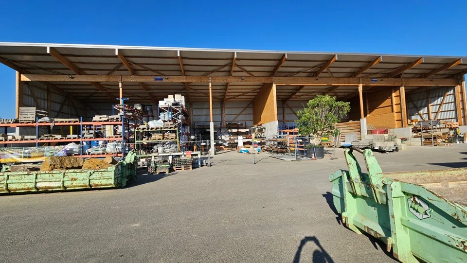 Covered, open warehouse – photo 4 of 10