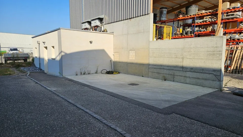 Covered, open warehouse – photo 9 of 10