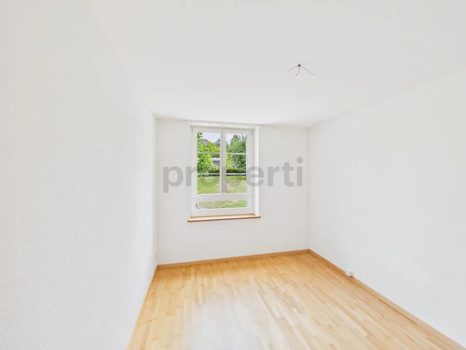 Appartement de 4,5 pièces, chauffage au sol, garage et place extérieure inclus
