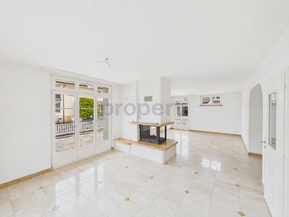Appartement de 4,5 pièces, chauffage au sol, garage et place extérieure inclus