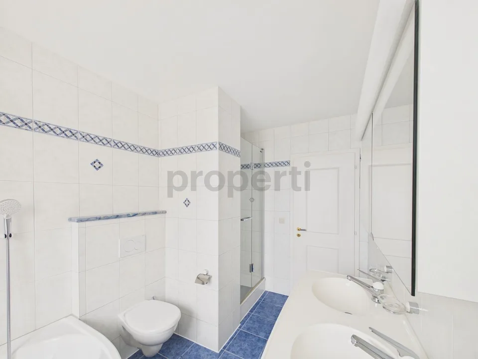 Appartement de 4,5 pièces, chauffage au sol, garage et place extérieure inclus
